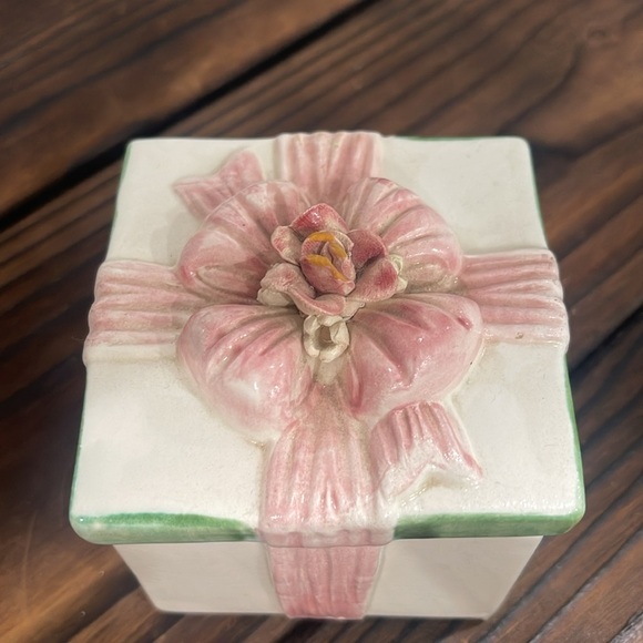 Vintage Ceramic Gift Box Trinket Box with Pink and Green Ribbon - Picture 2 of 5